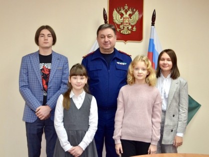 Руководитель следственного управления вручил дипломы и памятные подарки победителям конкурса детского рисунка, посвященного Международному дню борьбы с коррупцией 