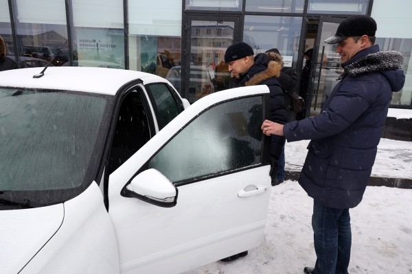 Губернатор Вадим Шумков вручил ключи от 23 новых машин неотложной медицинской помощи Губернатор Вадим Шумков вручил ключи от 23 новых машин неотложной медицинской помощи