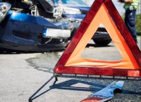 Пока очевидцы оказывали помощь пострадавшей в ДТП, вор стащил деньги из машины Пока очевидцы оказывали помощь пострадавшей в ДТП, вор стащил деньги из машины