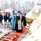 
											На новом Чимеевском храме начали устанавливать купола 									