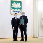 Накануне Нового года вручены государственные, ведомственные и региональные награды жителям области
Накануне Нового года вручены государственные, ведомственные и региональные награды жителям области