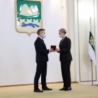 Накануне Нового года вручены государственные, ведомственные и региональные награды жителям области
Накануне Нового года вручены государственные, ведомственные и региональные награды жителям области