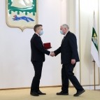 Накануне Нового года вручены государственные, ведомственные и региональные награды жителям области
Накануне Нового года вручены государственные, ведомственные и региональные награды жителям области