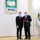 Накануне Нового года вручены государственные, ведомственные и региональные награды жителям области
Накануне Нового года вручены государственные, ведомственные и региональные награды жителям области