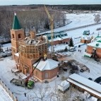 
											На новом Чимеевском храме начали устанавливать купола 									