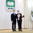 Накануне Нового года вручены государственные, ведомственные и региональные награды жителям области
Накануне Нового года вручены государственные, ведомственные и региональные награды жителям области