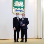 Накануне Нового года вручены государственные, ведомственные и региональные награды жителям области
Накануне Нового года вручены государственные, ведомственные и региональные награды жителям области