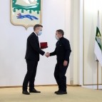 Накануне Нового года вручены государственные, ведомственные и региональные награды жителям области
Накануне Нового года вручены государственные, ведомственные и региональные награды жителям области