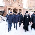 
											На новом Чимеевском храме начали устанавливать купола 									