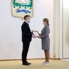 Накануне Нового года вручены государственные, ведомственные и региональные награды жителям области
Накануне Нового года вручены государственные, ведомственные и региональные награды жителям области