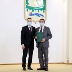 Накануне Нового года вручены государственные, ведомственные и региональные награды жителям области
Накануне Нового года вручены государственные, ведомственные и региональные награды жителям области