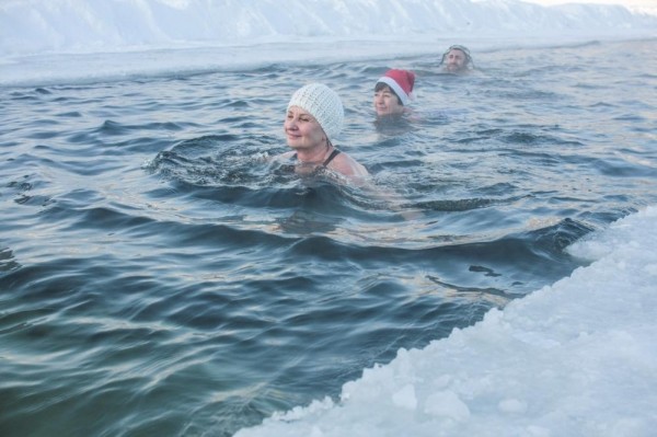Курганские моржи в новогодних костюмах нырнули в прорубь Курганские моржи в новогодних костюмах нырнули в прорубь
