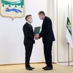 Накануне Нового года вручены государственные, ведомственные и региональные награды жителям области
Накануне Нового года вручены государственные, ведомственные и региональные награды жителям области
