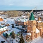
											На новом Чимеевском храме начали устанавливать купола 									