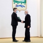 Накануне Нового года вручены государственные, ведомственные и региональные награды жителям области
Накануне Нового года вручены государственные, ведомственные и региональные награды жителям области