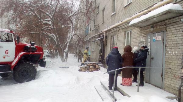 В Кургане из пожара в пятиэтажке спасли восемь человек В Кургане из пожара в пятиэтажке спасли восемь человек
