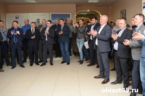 Сотрудников двух крупных курганских предприятий с Новым годом поздравил Дед Мороз