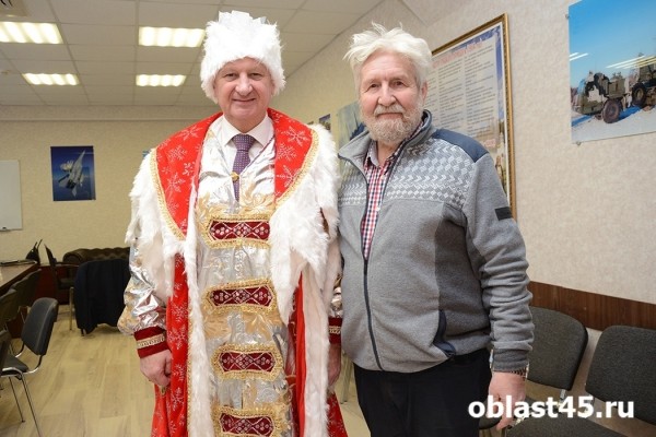 Сотрудников двух крупных курганских предприятий с Новым годом поздравил Дед Мороз