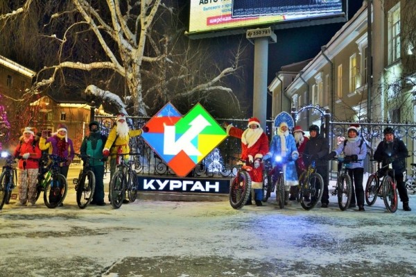 В Кургане велосипедисты превратились в Дедов Морозов В Кургане велосипедисты превратились в Дедов Морозов