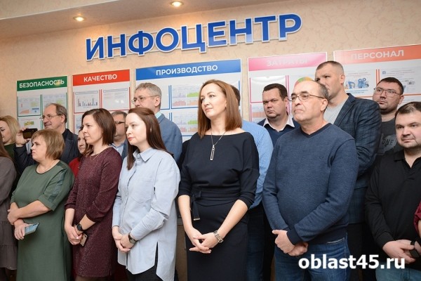 Сотрудников двух крупных курганских предприятий с Новым годом поздравил Дед Мороз