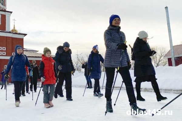 Курганцы прошли 8 километров по-скандинавски 