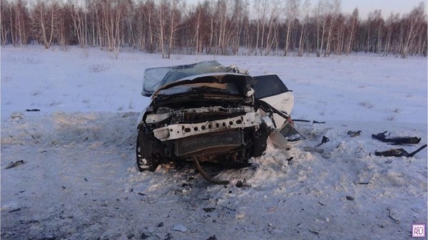 На трассе &laquo;Иртыш&raquo; легковушка столкнулась с фурой: мать погибла, ребенок в больнице