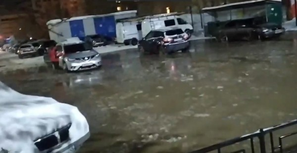 В Кургане из-за коммунальной аварии затопило двор В Кургане из-за коммунальной аварии затопило двор