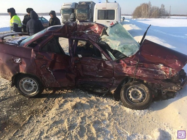 В Курганской области на заснеженной трассе ВАЗ залетел под фуру, один человек погиб В Курганской области на заснеженной трассе ВАЗ залетел под фуру, один человек погиб