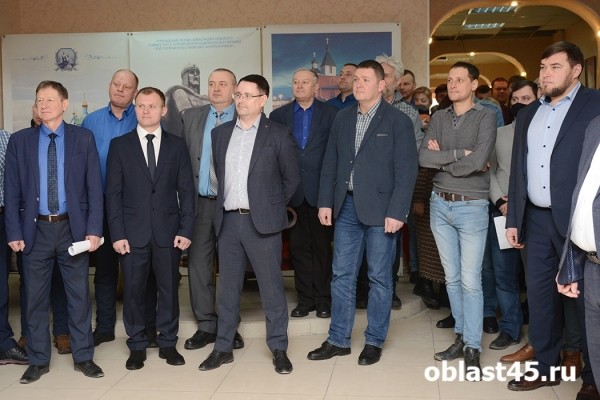 Сотрудников двух крупных курганских предприятий с Новым годом поздравил Дед Мороз