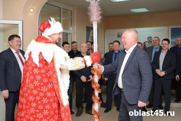 Сотрудников двух крупных курганских предприятий с Новым годом поздравил Дед Мороз