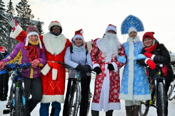 В Кургане велосипедисты превратились в Дедов Морозов В Кургане велосипедисты превратились в Дедов Морозов