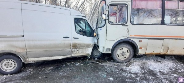 В Кургане &laquo;Форд Транзит&raquo; врезался в автобус, пострадали два человека