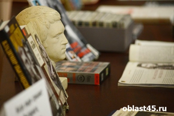 «Высоцкий – это вселенная». Курганцы каждый день поют песни артиста «Высоцкий – это вселенная». Курганцы каждый день поют песни артиста