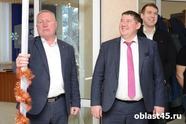 Сотрудников двух крупных курганских предприятий с Новым годом поздравил Дед Мороз