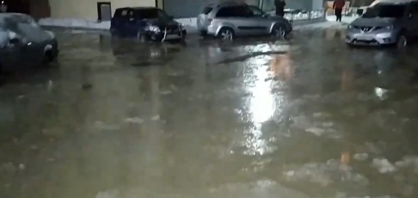 В Кургане из-за коммунальной аварии затопило двор В Кургане из-за коммунальной аварии затопило двор
