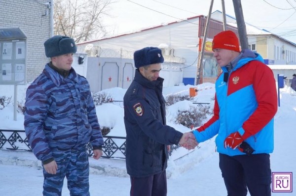 В Курганской области полицейские спасли мужчину, у которого на улице случился приступ В Курганской области полицейские спасли мужчину, у которого на улице случился приступ