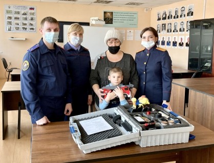 Сотрудники региональных управлений СК России и МЧС России  исполнили желание 7-летнего  мальчика в рамках акции &laquo;Елка желаний&raquo;