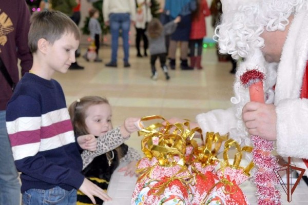 Дети росгвардейцев из многодетных семей побывали на губернаторской елке в Кургане
