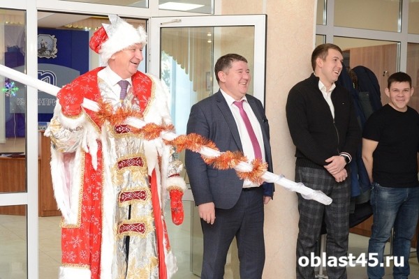 Сотрудников двух крупных курганских предприятий с Новым годом поздравил Дед Мороз