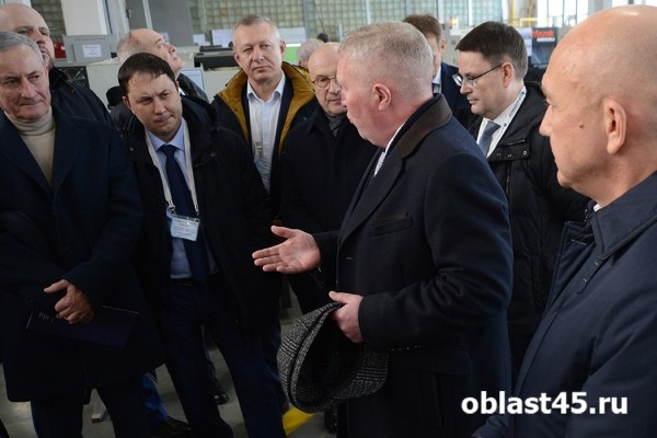 Герб из яшмы и самовар. Руководство «Курганприбора» принимает необычные подарки Герб из яшмы и самовар. Руководство «Курганприбора» принимает необычные подарки