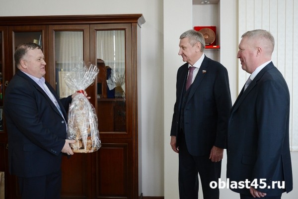 Герб из яшмы и самовар. Руководство «Курганприбора» принимает необычные подарки Герб из яшмы и самовар. Руководство «Курганприбора» принимает необычные подарки