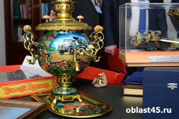 Герб из яшмы и самовар. Руководство «Курганприбора» принимает необычные подарки Герб из яшмы и самовар. Руководство «Курганприбора» принимает необычные подарки