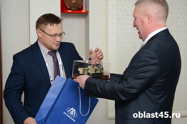 Герб из яшмы и самовар. Руководство «Курганприбора» принимает необычные подарки Герб из яшмы и самовар. Руководство «Курганприбора» принимает необычные подарки