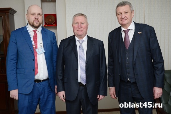Герб из яшмы и самовар. Руководство «Курганприбора» принимает необычные подарки Герб из яшмы и самовар. Руководство «Курганприбора» принимает необычные подарки