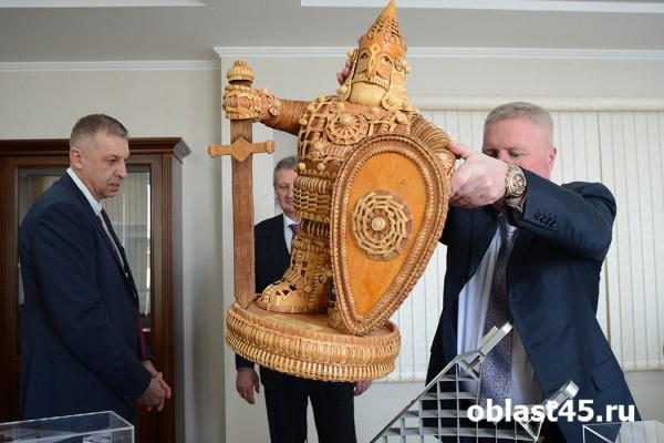 Герб из яшмы и самовар. Руководство «Курганприбора» принимает необычные подарки Герб из яшмы и самовар. Руководство «Курганприбора» принимает необычные подарки