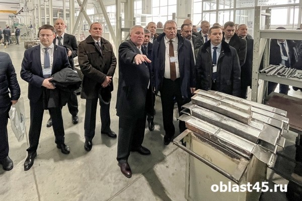 Герб из яшмы и самовар. Руководство «Курганприбора» принимает необычные подарки Герб из яшмы и самовар. Руководство «Курганприбора» принимает необычные подарки
