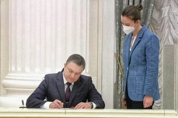 Президент России Владимир Путин подписал указы о признании независимости Донецкой и Луганской народных республик