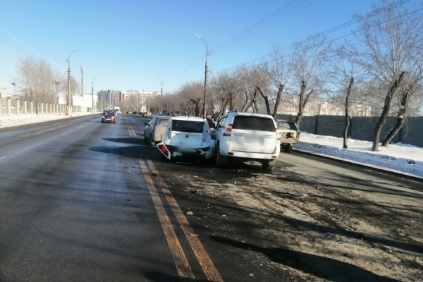 В Кургане в столкновении четырех машин пострадали двое детей В Кургане в столкновении четырех машин пострадали двое детей