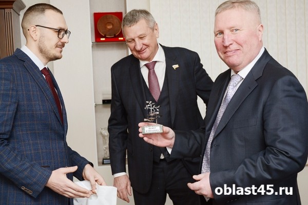 Герб из яшмы и самовар. Руководство «Курганприбора» принимает необычные подарки Герб из яшмы и самовар. Руководство «Курганприбора» принимает необычные подарки