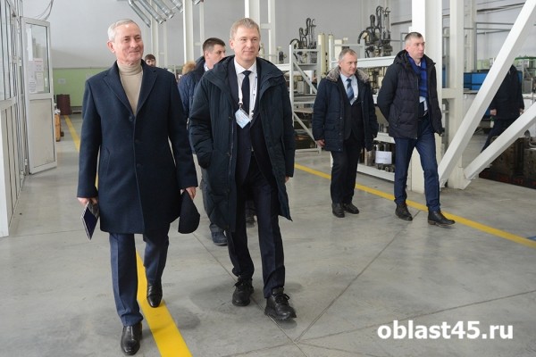 Герб из яшмы и самовар. Руководство «Курганприбора» принимает необычные подарки Герб из яшмы и самовар. Руководство «Курганприбора» принимает необычные подарки